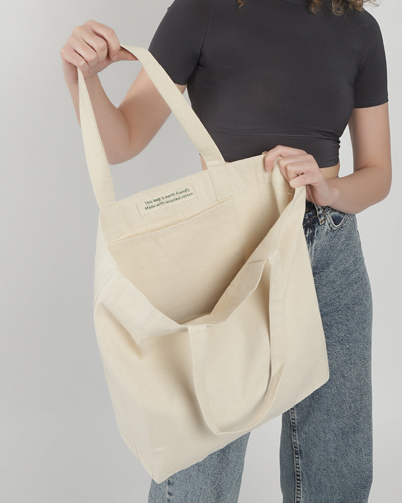 quality-recycled-totebag-photo-inside-model-tbf
